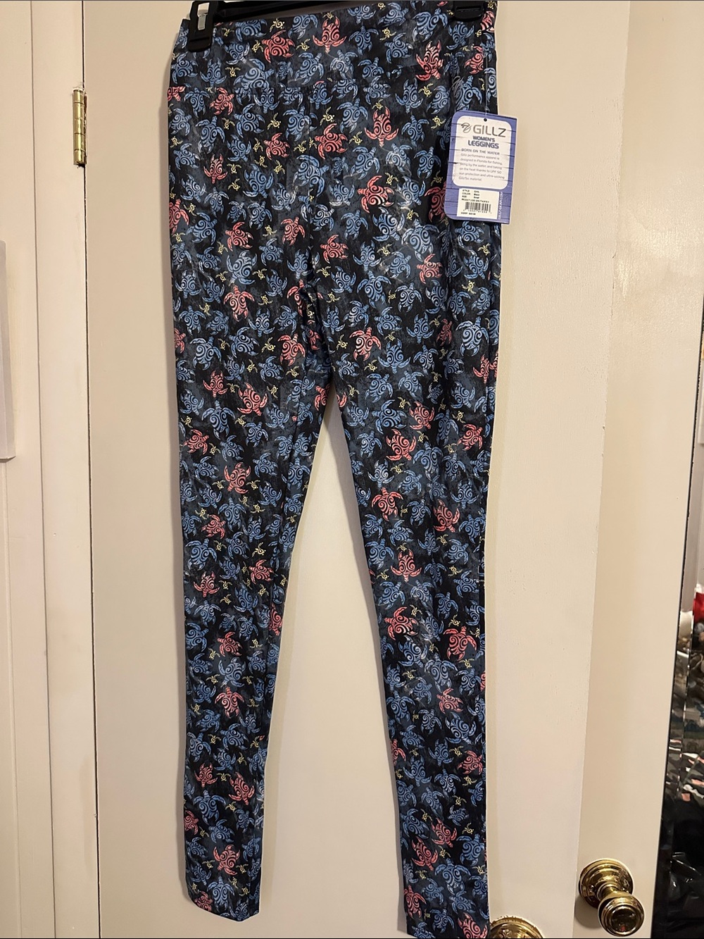 Gillz Sea Turtles  Print Women's Leggings in Black & Salmon